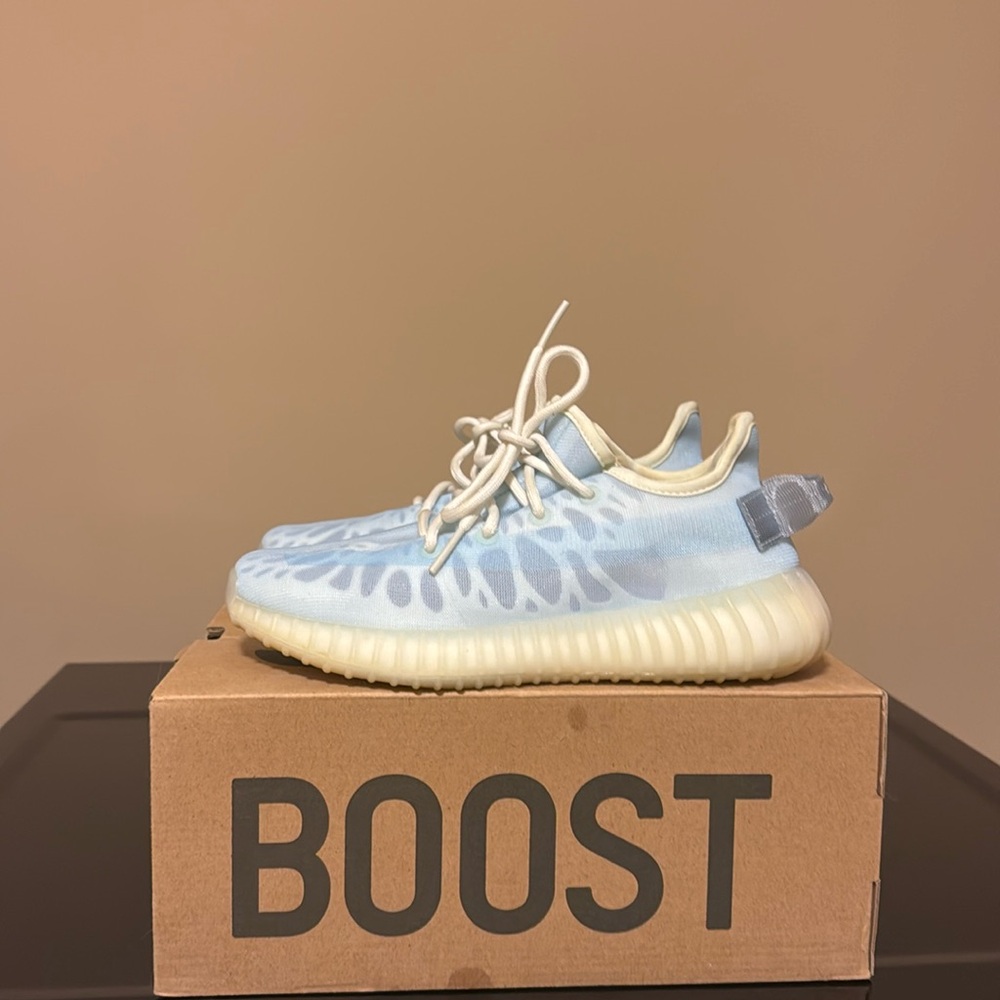 Excellent condition yeezy boost 350 by adidas